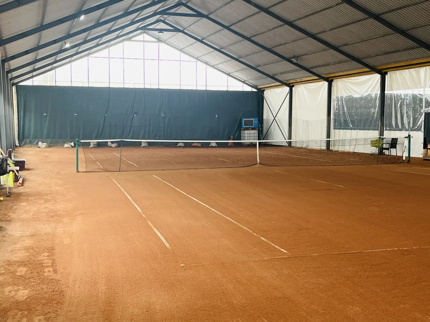 Teren de tenis acoperit, cu suprafață de zgură