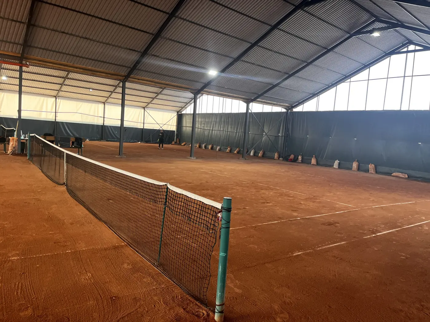Teren de tenis cu zgură și fileu la Best Tenis Club