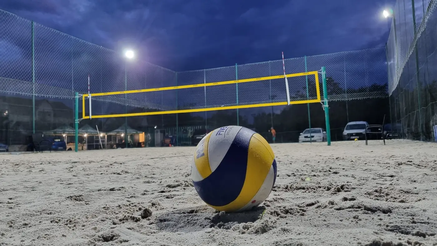 Terenul de beach volley iluminat seara